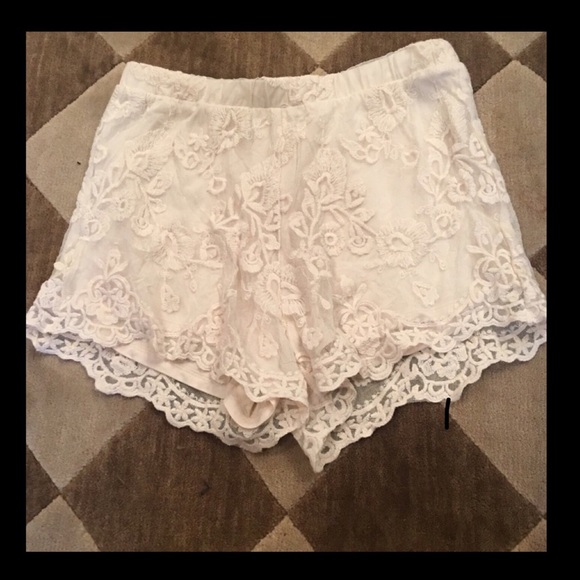 La Hearts Pants - 💜 Off white fully lined lace shorts size small